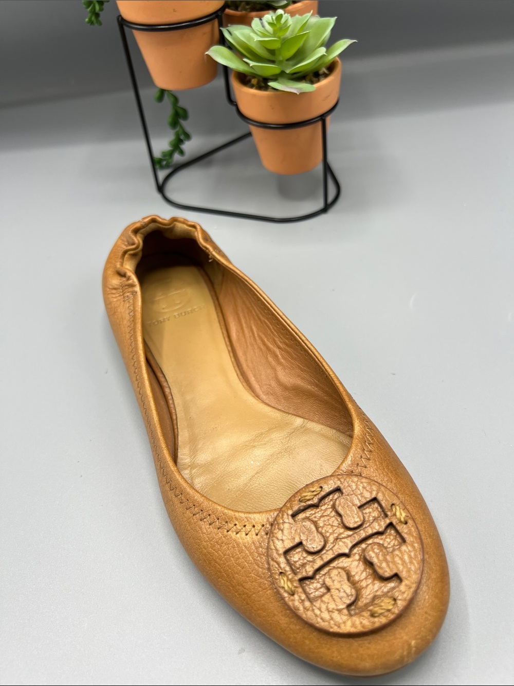 Tory Burch Caramel Leather Logo Ballet Flat out of smoke